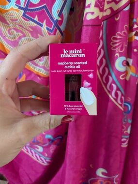 le mini macaron Raspberry-Scented Cuticle Oil - Pink